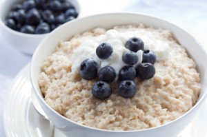Eating a high-fiber breakfast such as oatmeal topped with blueberries may help you live longer and reduce belly fat, according to recent studies